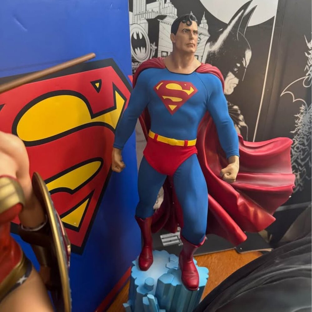 DC Sideshow Collectables - Picture 7 of 9